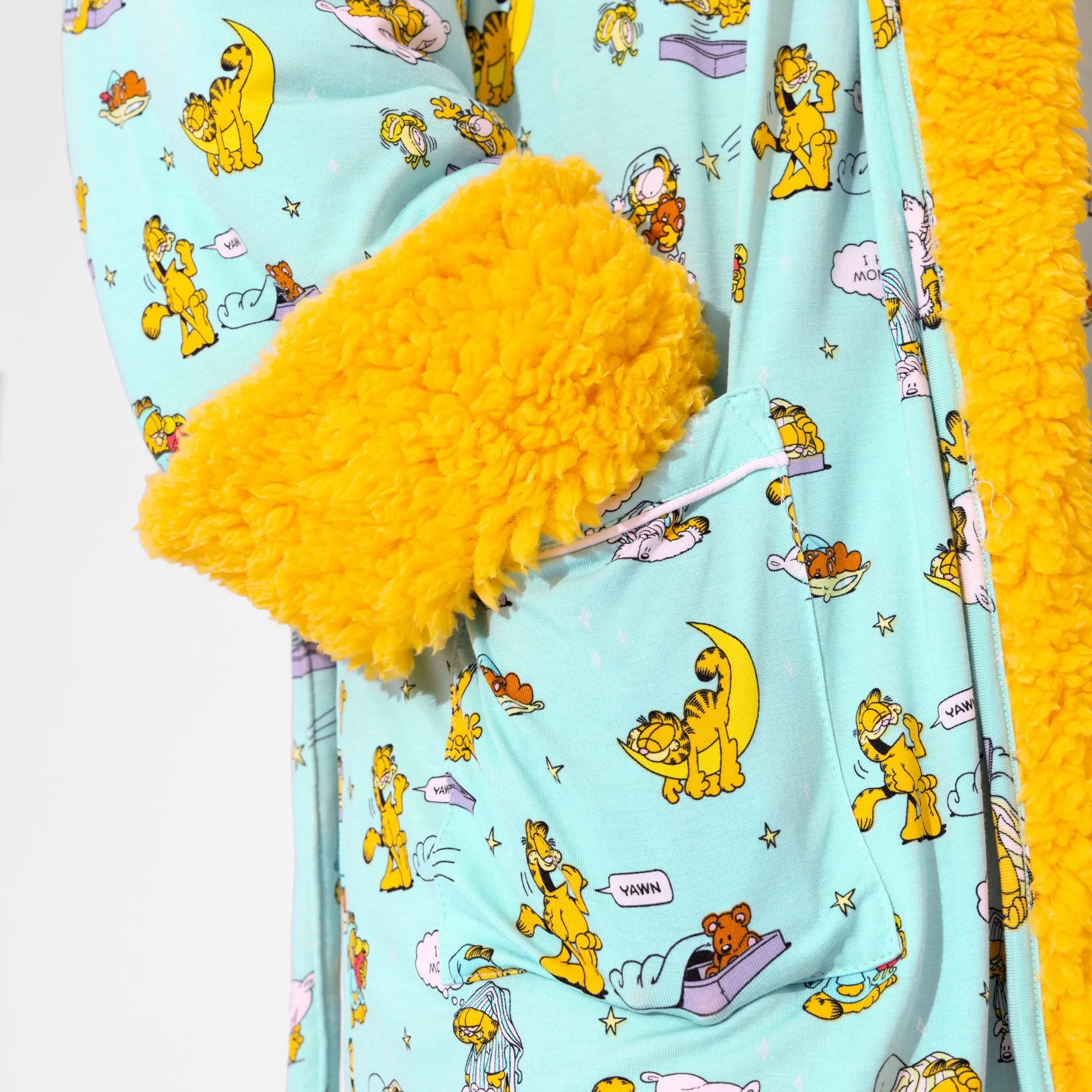 Garfield: Lazy Mondays Bamboo Adult Sherpa Robe