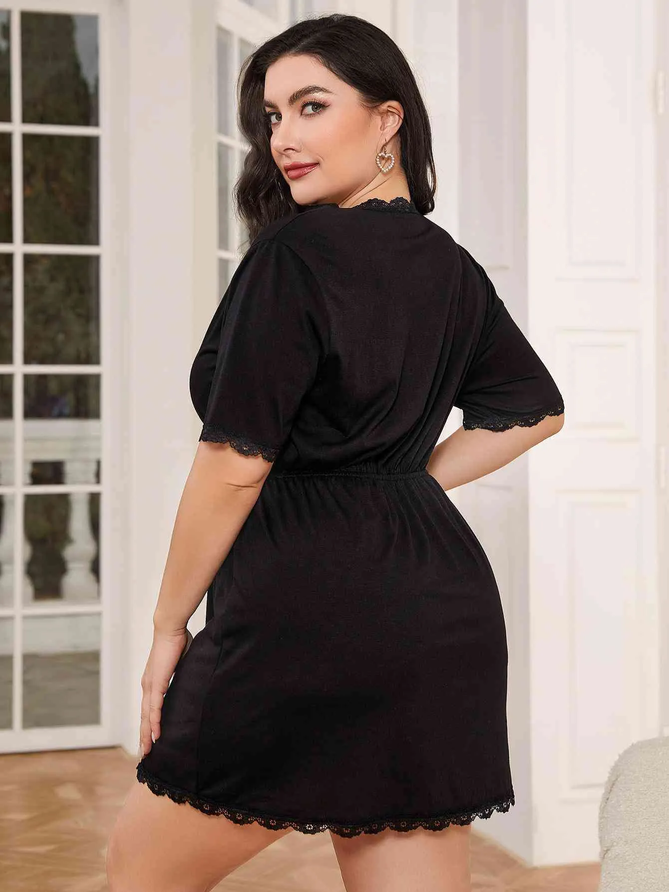 Plus-Size-Nachtkleid mit tiefem V-Ausschnitt und Spitzenbesatz