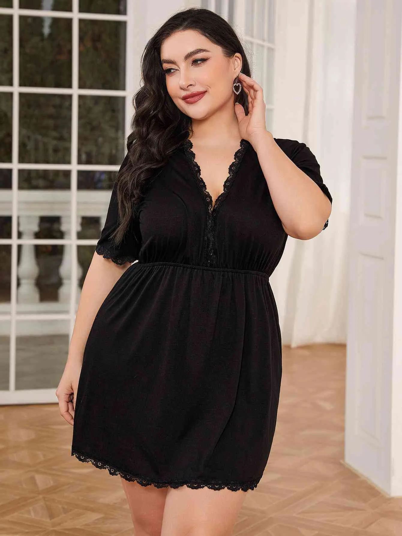 Plus-Size-Nachtkleid mit tiefem V-Ausschnitt und Spitzenbesatz