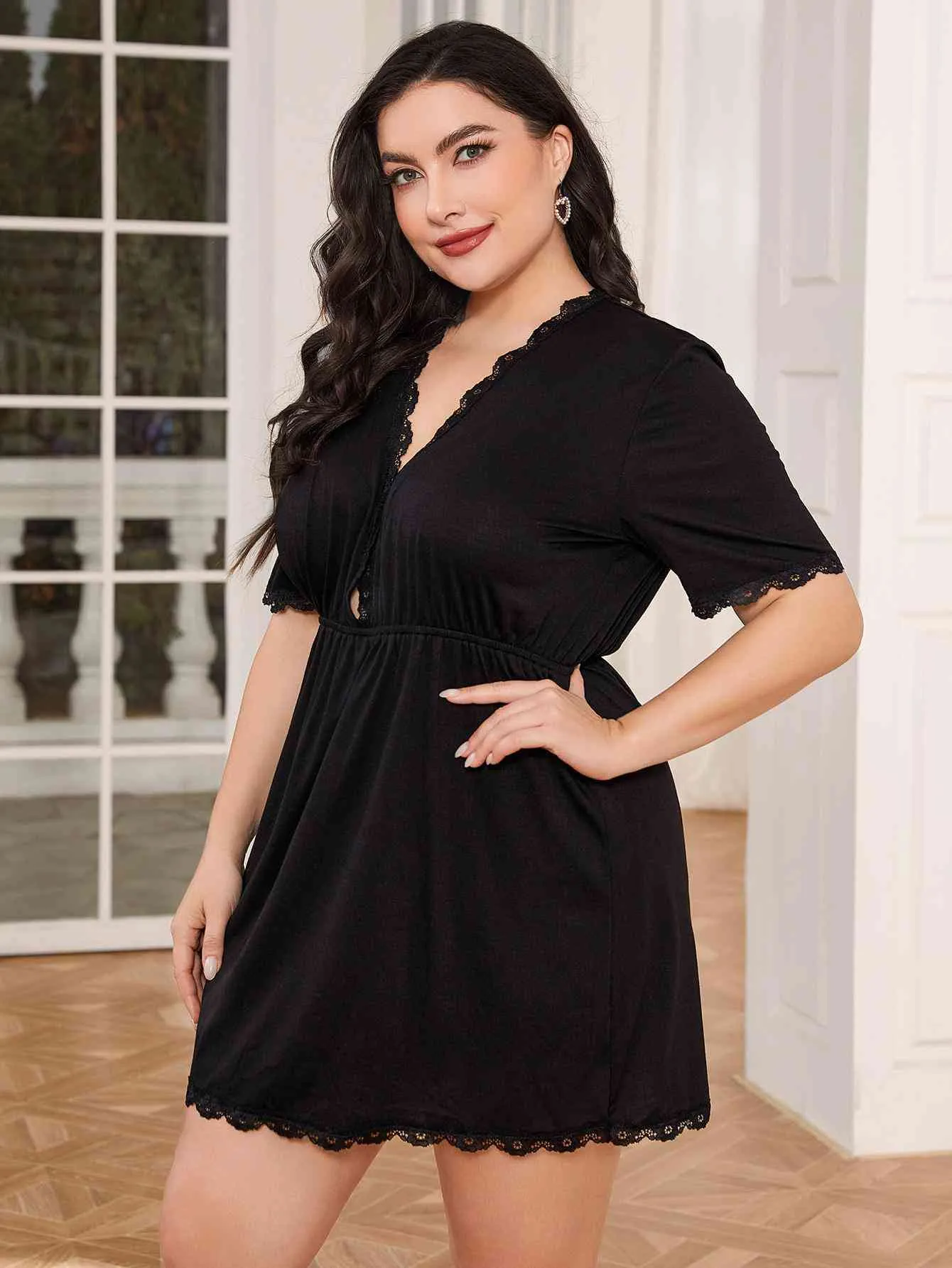 Plus-Size-Nachtkleid mit tiefem V-Ausschnitt und Spitzenbesatz