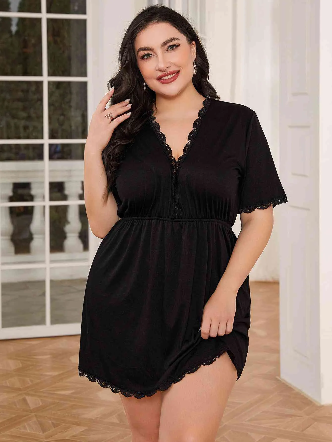 Plus-Size-Nachtkleid mit tiefem V-Ausschnitt und Spitzenbesatz