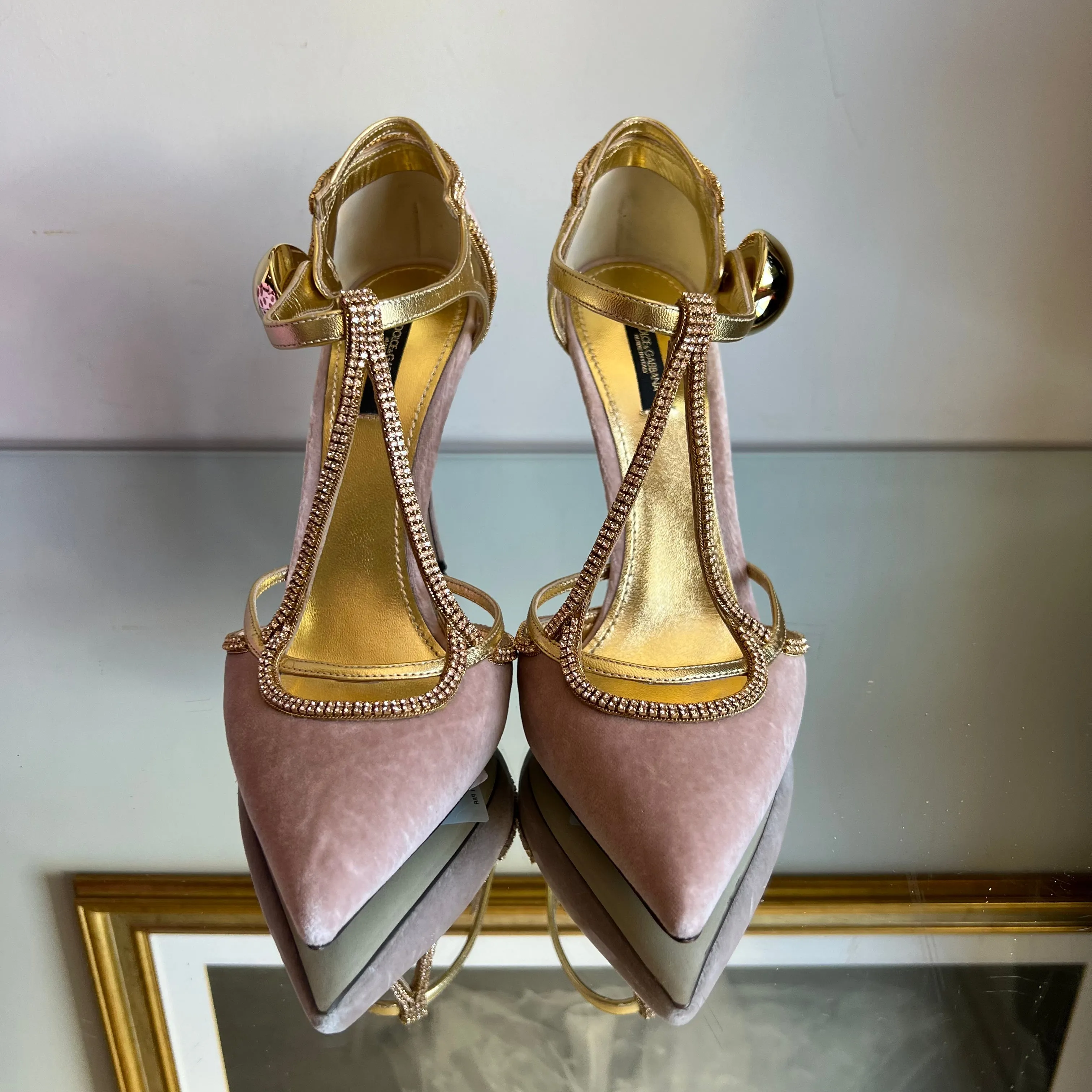 Scarpin Dolce & Gabbana em Veludo Nude e Couro Gold