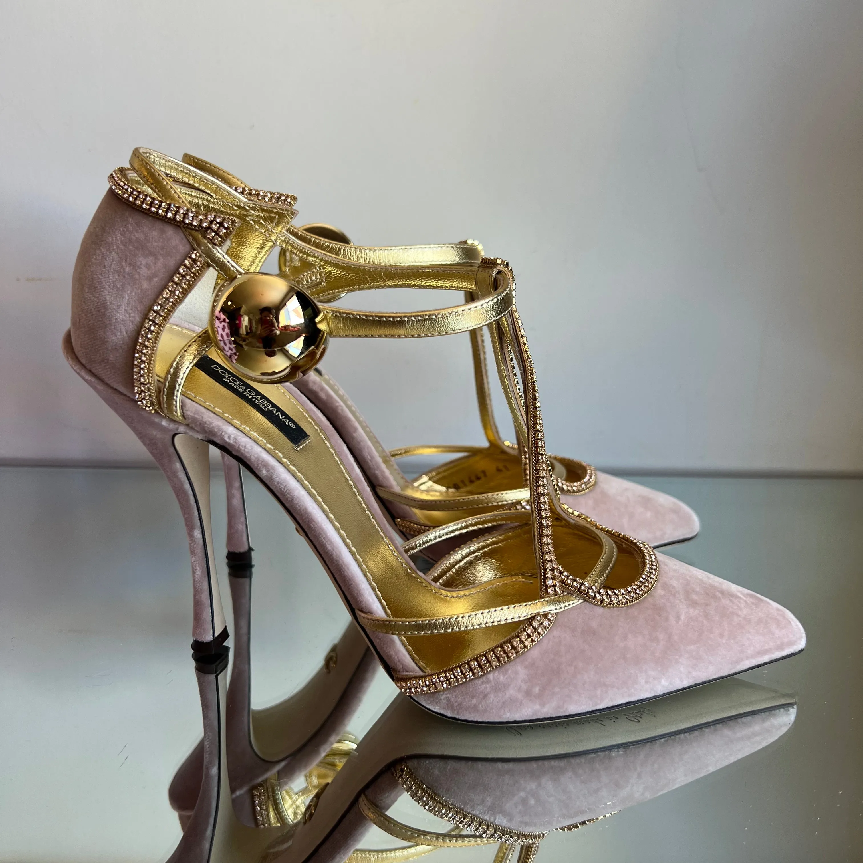 Scarpin Dolce & Gabbana em Veludo Nude e Couro Gold