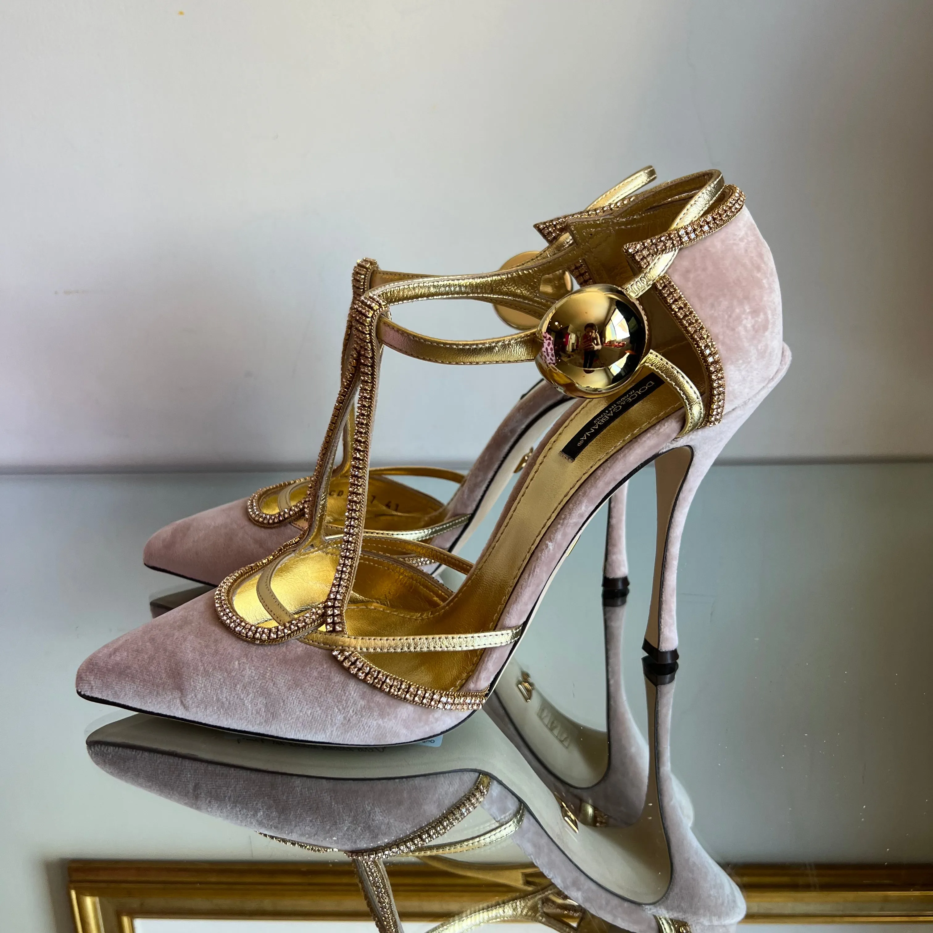 Scarpin Dolce & Gabbana em Veludo Nude e Couro Gold