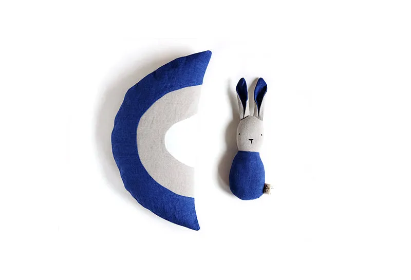 x Bertille et Léon - duo mini coussin arc-en-ciel et lapin hochet