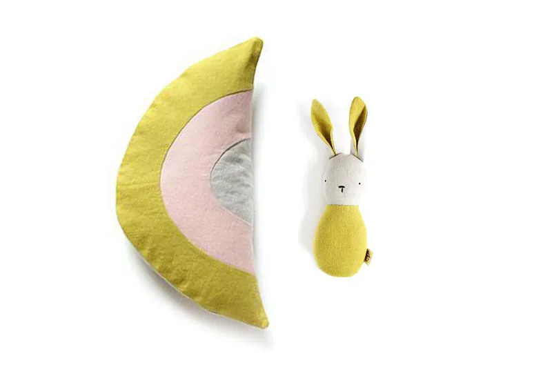 x Bertille et Léon - duo mini coussin arc-en-ciel et lapin hochet